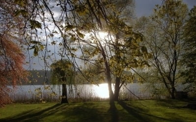 Außenanlage Villa Fohrde - Blick auf Havel im Sonnenuntergang.